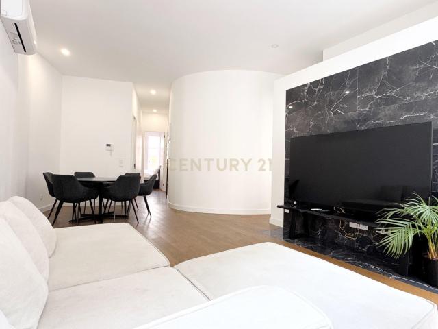 Apartamento T2 com terraço e fachada histórica no centro do Porto