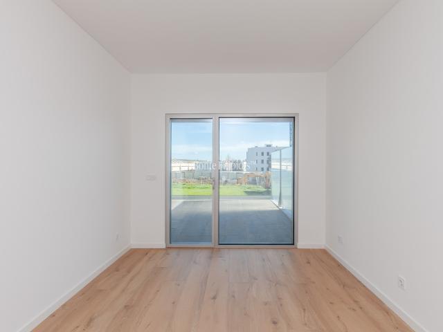 Apartamento T2 com Terraço e Garagem em Carcavelos