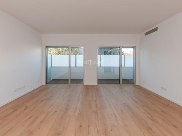 Apartamento T2 com Terraço e Garagem em Carcavelos