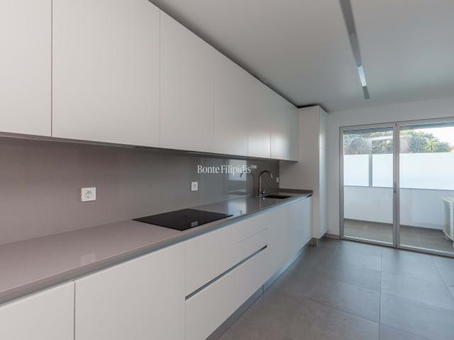 Apartamento T2 com Terraço e Garagem em Carcavelos