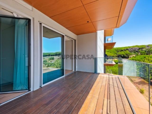 Apartamento T2 com terraço e garagem entre Monsanto e Miraflores