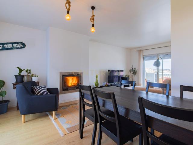 Apartamento T2 com Terraço e Garagem Fechada