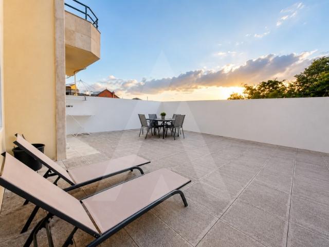 Apartamento T2 com terraço e garagem na Mamarrosa!