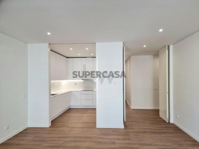 Apartamento T2, com terraço e garagem na praça do Chile