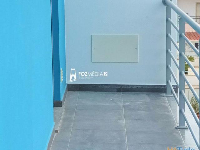 Apartamento T2 com terraço e parqueamento 2 W.C | 26063590184