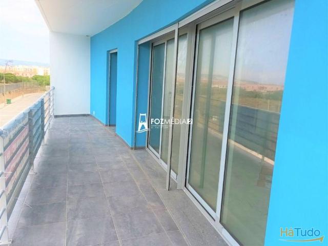 Apartamento T2 com terraço e parqueamento 2 W.C | 26063590185