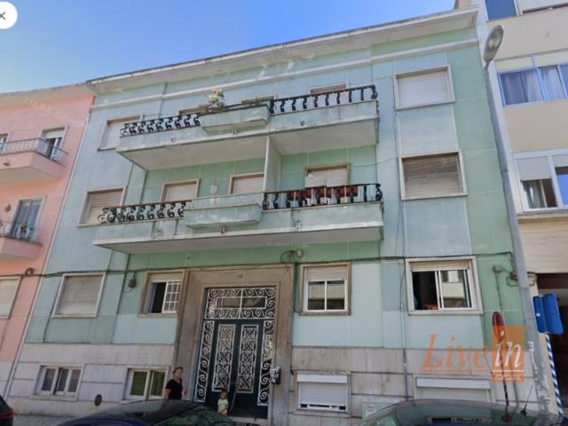 Apartamento T2 com Terraço em Algés OCUPADO
