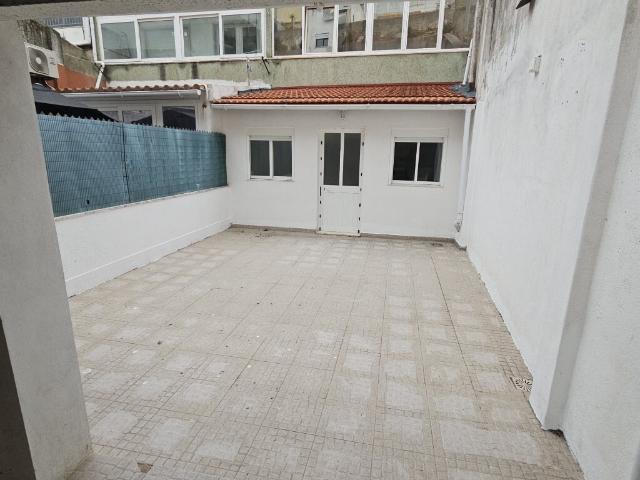 Apartamento T2 com terraço em Cacilhas. Ref. 5870