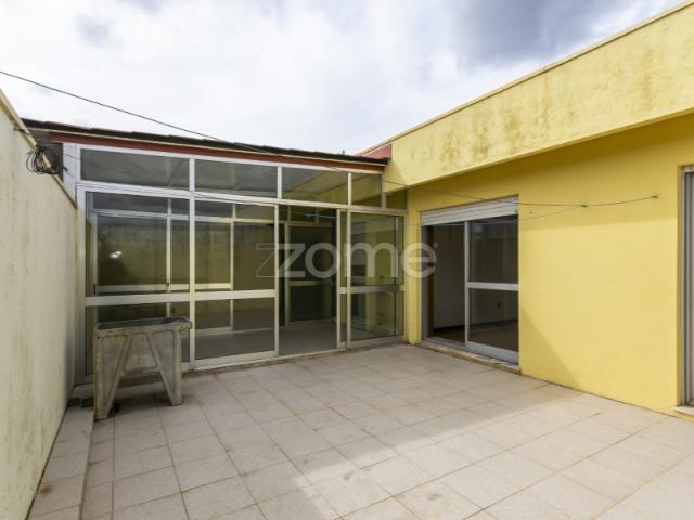 Apartamento T2 com Terraço Excecional a Minutos do Aeroporto!