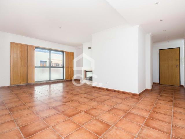 Apartamento T2 com terraço junto ao Teatro Garcia de Resende