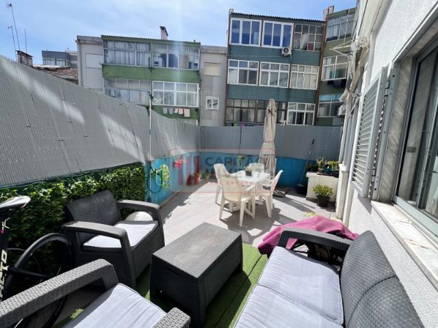 Apartamento T2 com terraço muito bem estimado