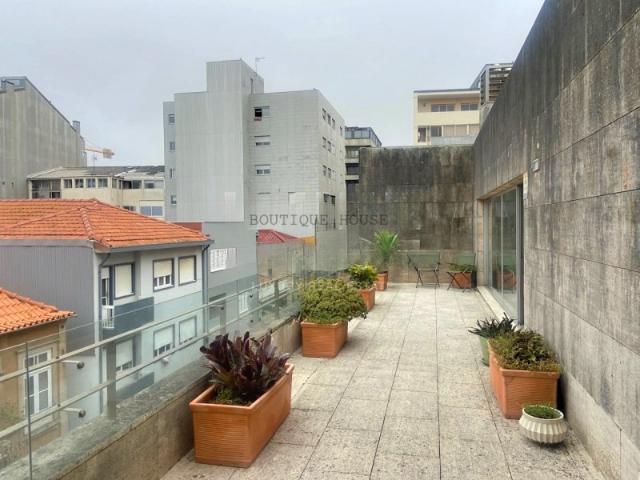 Apartamento T2 com terraço, num último piso, em Matosinhos Sul