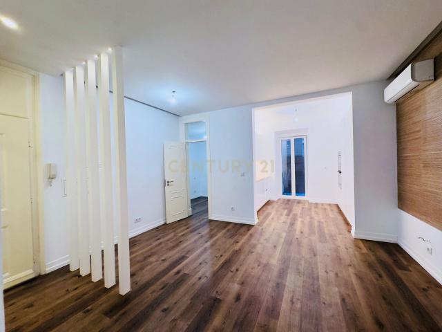 Apartamento T2 com Terraço para arrendamento na Misericórdia