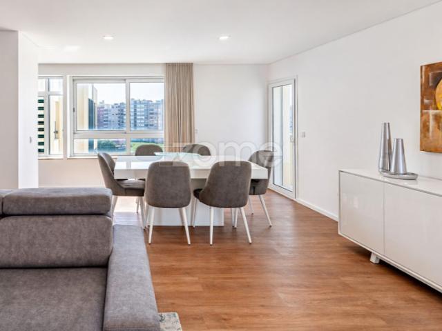 Apartamento T2 com Terraço Privativo de 100m² e Vista Mar