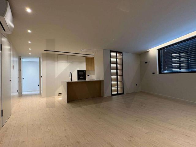 Apartamento T2 com três frentes | Grande Terraço com 152,45m2 | São Cosme Gondomar