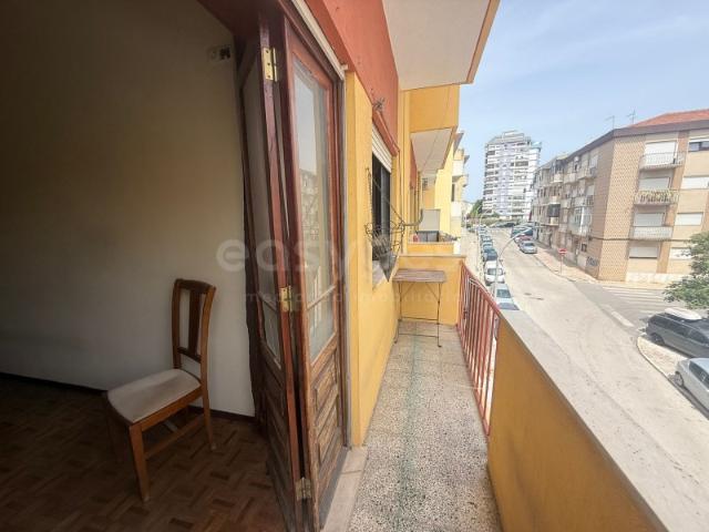 Apartamento T2 com três frentes situado no Barreiro