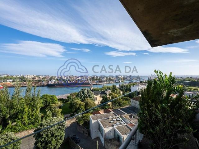 Apartamento T2 com Varanda | Vista Mar e Rio | Condomínio com Piscina