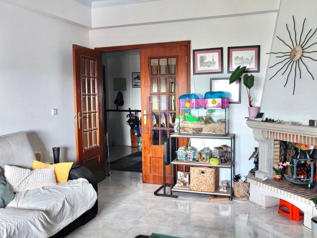 Apartamento T2 com Varanda, Arrecadação e vista Rio em Alverca