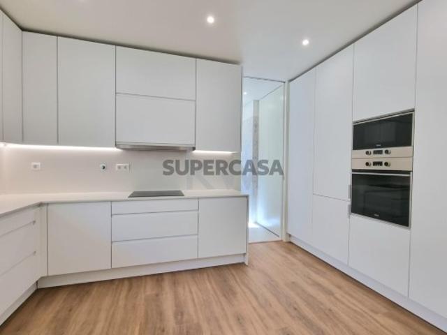 Apartamento T2, com varanda, com garagem em arroios