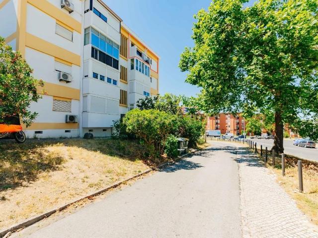 Apartamento T2 com Varanda e Arrecadação nos Olivais Sul