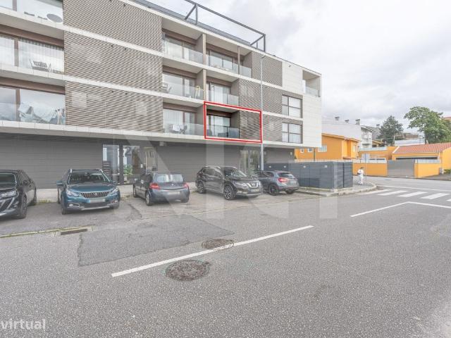 Apartamento T2 com Varanda e Box fechada em Baguim do Monte
