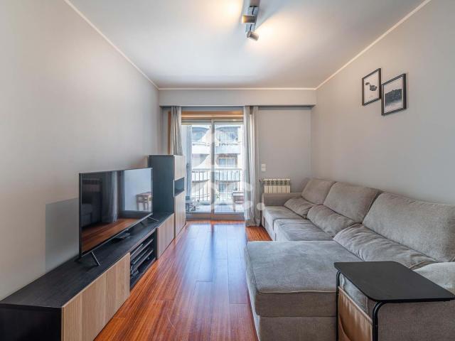 Apartamento T2 com Varanda e Box fechada em Santa Marinha, Gaia