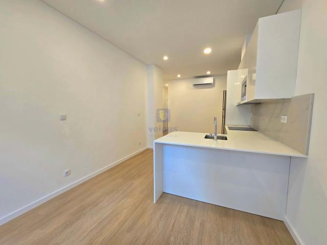 Apartamento T2 com varanda e duas frentes no empreendimento ANJOS 49