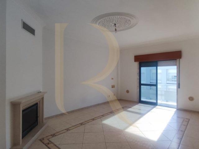 Apartamento T2 com varanda e elevador no Laranjeiro