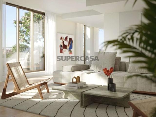 Apartamento T2 com varanda e estacionamento no Campo Grande