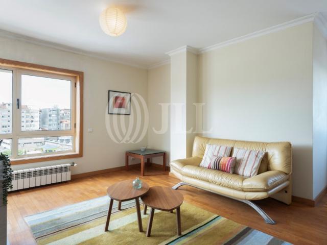 Apartamento T2 com varanda e estacionamento, no Porto