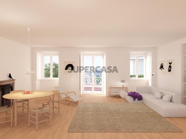 Apartamento T2 com varanda e estacionamento, em edifício histórico, Setúbal