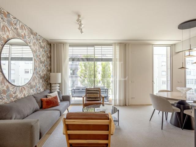 Apartamento T2, com varanda e estacionamento, em Lisboa