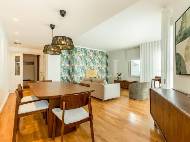 Apartamento T2, com varanda e estacionamento, em Lisboa