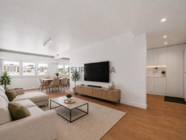 Apartamento T2 com varanda e estacionamento, em Paço Arcos