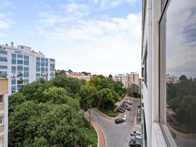 Apartamento T2 com varanda e estacionamento, em Paço de Arcos