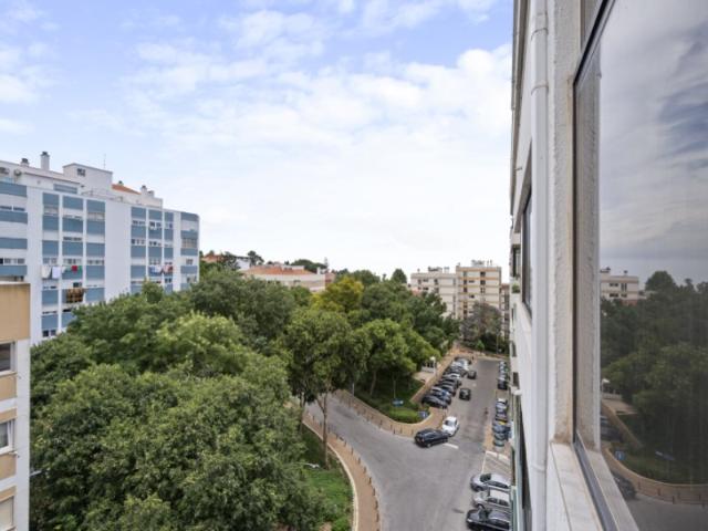 Apartamento T2 com varanda e estacionamento em Paço de Arcos