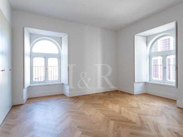 Apartamento T2 com varanda e estacionamento, localizado no B. 105m² Beato