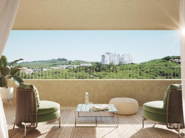 Apartamento T2 com varanda e garagem em Miraflores