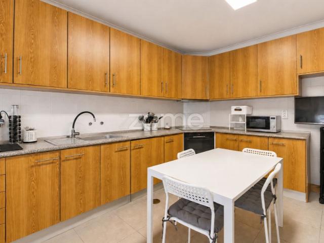 Apartamento T2 com Varanda e Garagem Fechada, perto do Maia Jardim