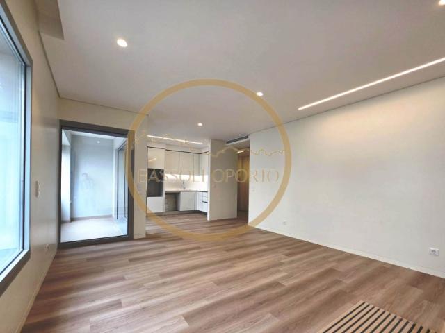 Apartamento T2 Com Varanda e garagem Junto a Foz do Douro
