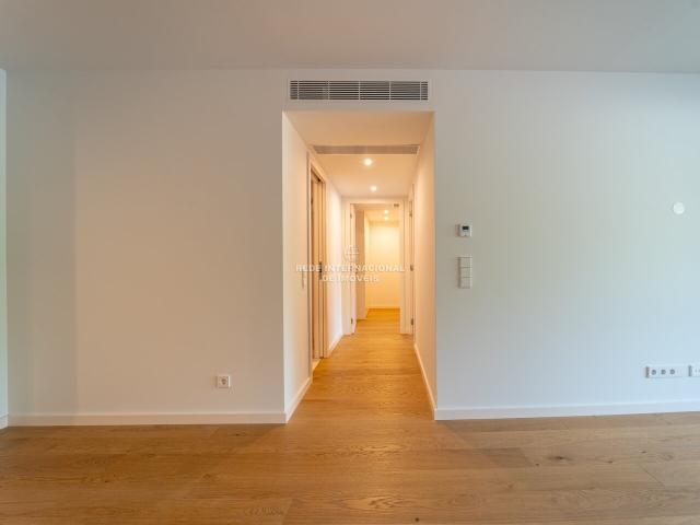 Apartamento T2 com varanda e lugar duplo de garagem, em Vila Nova de Gaia