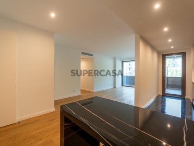 Apartamento T2 com varanda e lugar duplo de garagem, em Vila Nova de Gaia