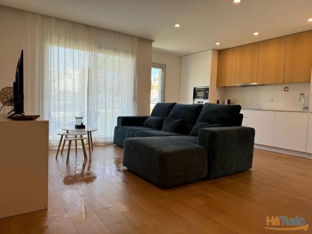 Apartamento T2 com varanda e parqueamento, condominio com piscina, com vista de mar. Perto da praia. | 26084085572