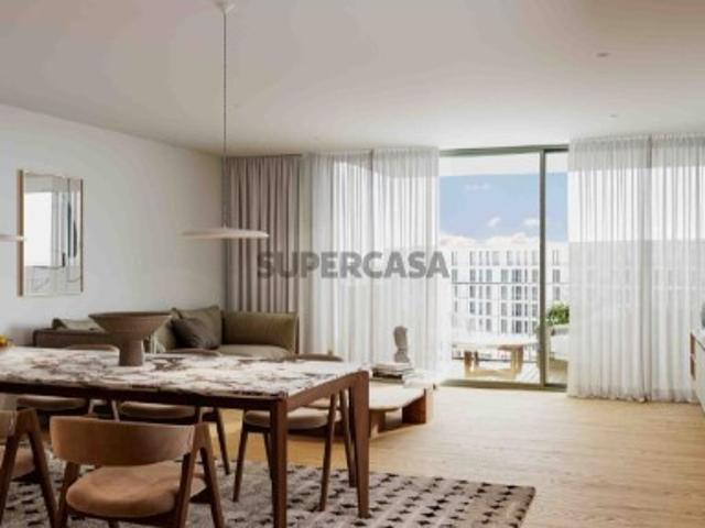 Apartamento T2 com varanda e terraço em Custóias