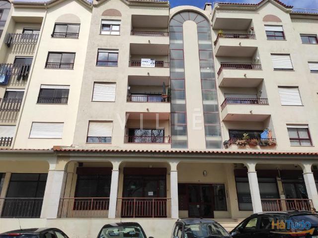 Apartamento T2 com Varanda e Vista Desafogada | Alfragide | 26064085588