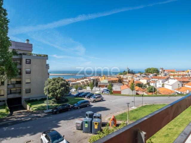 Apartamento T2 com varanda e vista desafogada sobre o rio e o mar