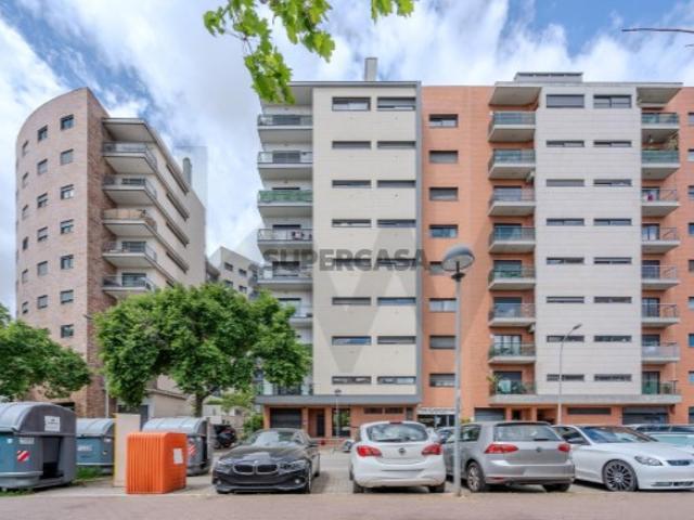 Apartamento T2 com varanda e 2 lugares de parqueamento nas Colinas do Cruzeiro