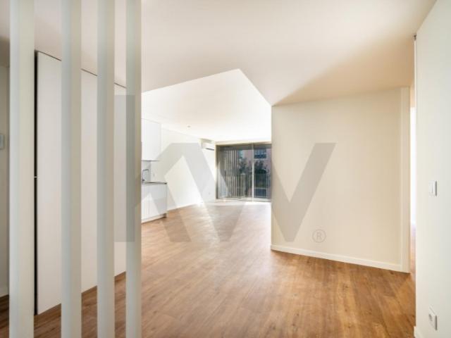 Apartamento T2 com varanda, em Vila Nova de Gaia