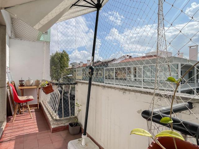 Apartamento T2 com Varanda em Algés | A 10 min da Estação | Excelente Localização