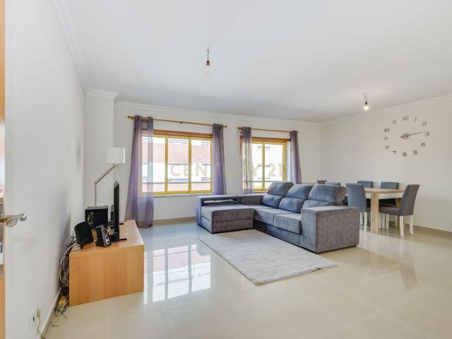 Apartamento T2 com Varanda em Loures Oportunidade Única!